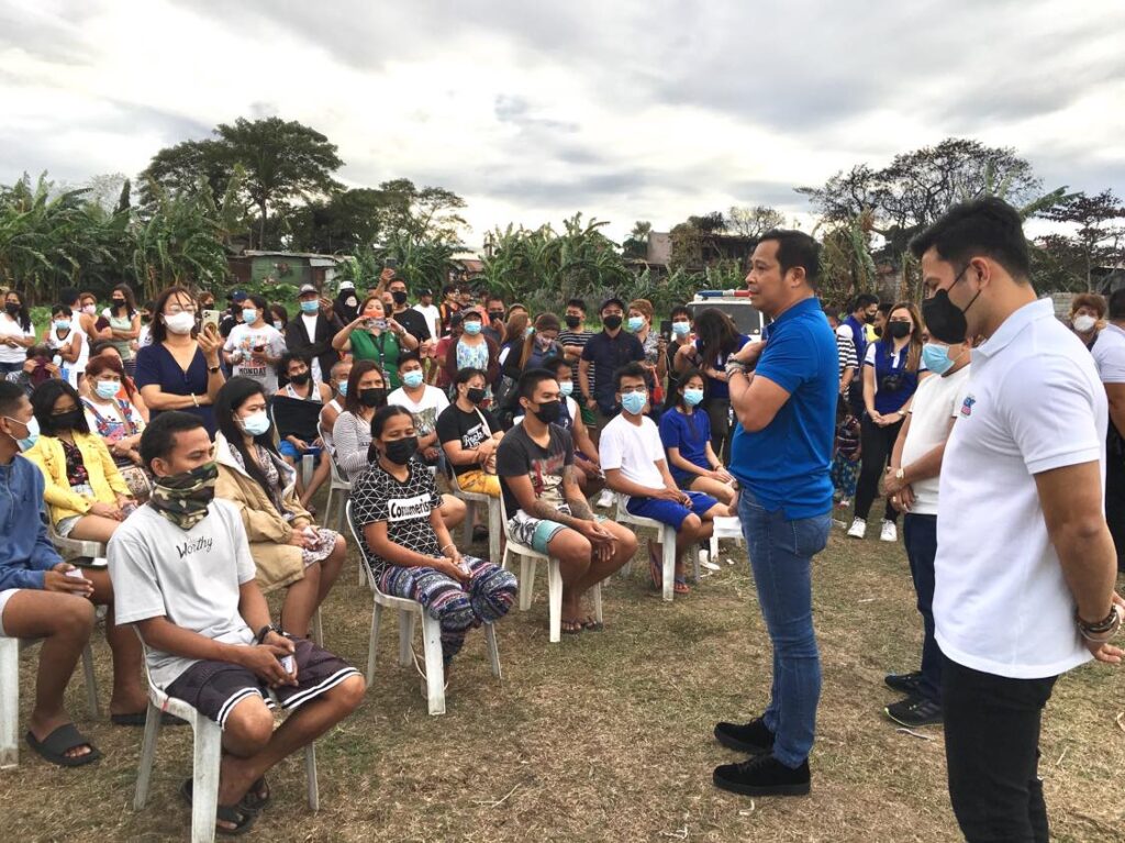 Fernando namigay ng ayuda sa mga biktima ng sunog sa Santa Maria