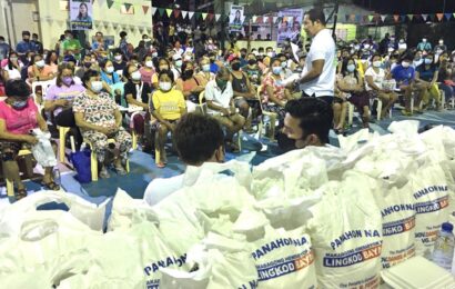 FERNANDO AT CASTRO NAMAHAGI NG AYUDA SA 165,406 PAMILYA SA BULACAN 