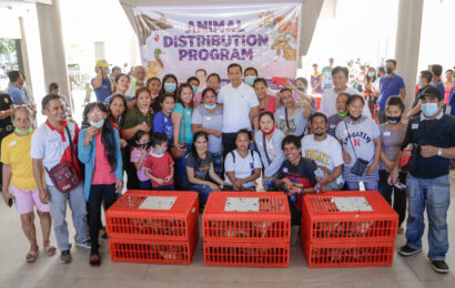 Bulacan farmers get 462 free range chickens