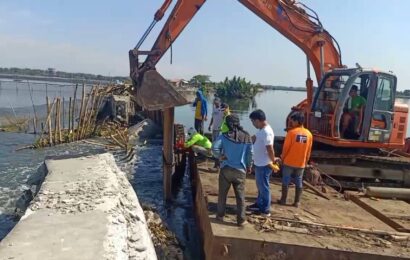 Mga barangay sa Obando at Valenzuela lubog sa 4-ft baha dahil sa nasirang dike at floodgate