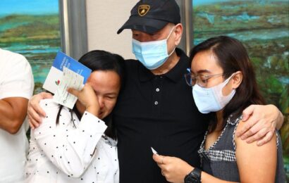 SMC nagkaloob ng P10M at pangkabuhayan sa pamilya ng Bulacan fallen heroes  