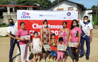 SM PLAY SANTA TO 950 BULAKENYOS 