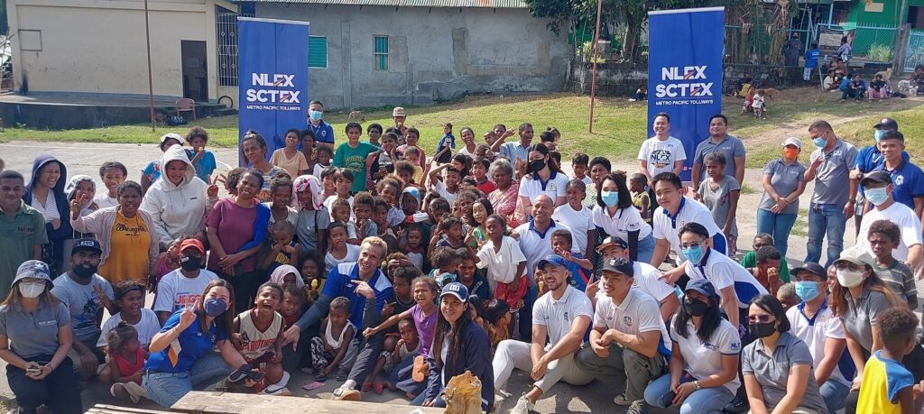 NLEX donates Noche Buena packs and items to residents of communities traversed by the NLEX-SCTEX
