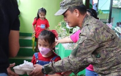 Citizens, soldiers bring gifts to Bulacan students