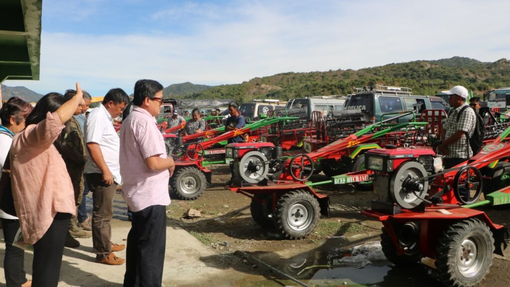 LGU, DA, soldiers turnover farm tools to former communist rebels in Quirino