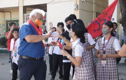 Mayor Lazatin continues distribution of school items at ACNHS