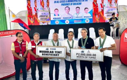 Bulacan mayors tumanggap ng 2,400 modular tents mula DSWD