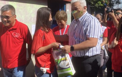 202 Angeleño solo parents get financial assistance, rice subsidy, Vitamin C