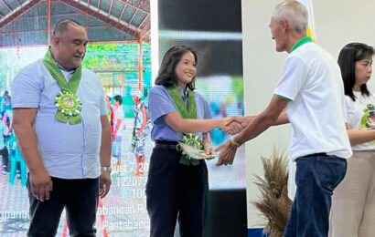DAR distributes land titles to 166 ARBs in Nueva Ecija