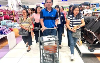 SM CITY MARILAO HONORS HONEST NAIA JANITOR RONALD GADAYAN ON NATIONAL HEROES DAY