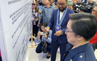 Fajardo conducts command visit, leads Comelec and PNP pact signing for 2025 polls