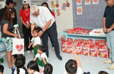 Cong. Lazatin distributes school supplies in Mabalacat