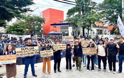 Mga estudyante nag-kilos protesta sa harap ng DPWH office sa Bulacan