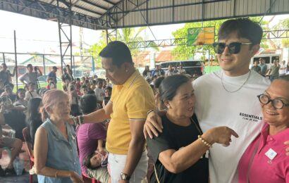 Fernando, Castro nagbigay ng cash assistance sa 87 pamilyang nasunugan sa Marilao