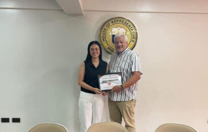 Topnotcher nurse recognized, gets cash incentive