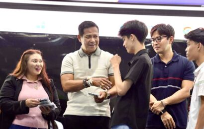 Fernando, Castro pinangunahan ang pamamahagi ng cash aid sa 1,900 Bulakenyo students