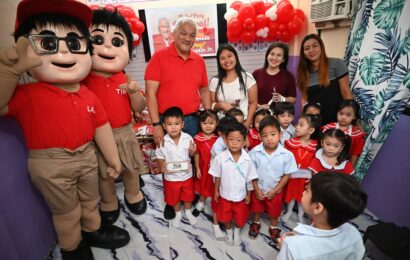 DAY CARE STUDENTS RECEIVE SCHOOL SUPPLIES FROM CONG POGI